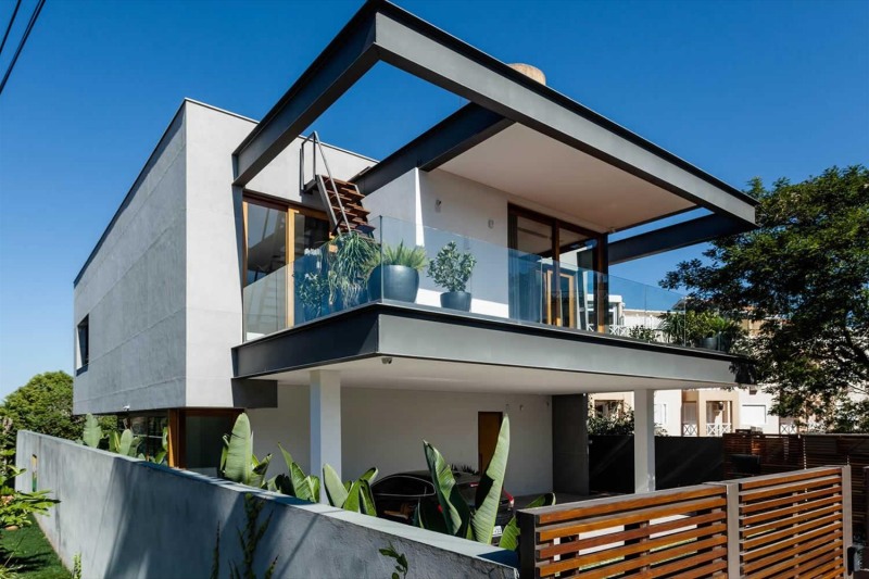 casa moderna de alto padrão com estrutura metálica e grandes aberturas de vidro