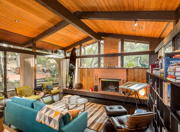 Ambiente interno acolhedor com arquitetura moderna e confortável