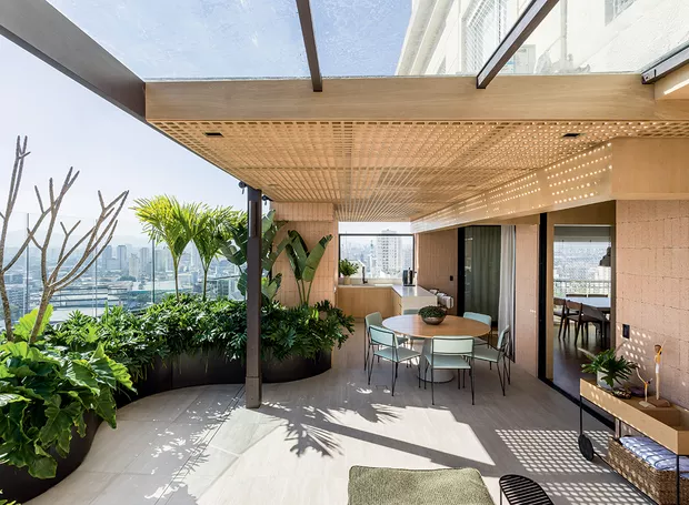 Integração entre ambientes internos e externos em casa com varanda e jardim