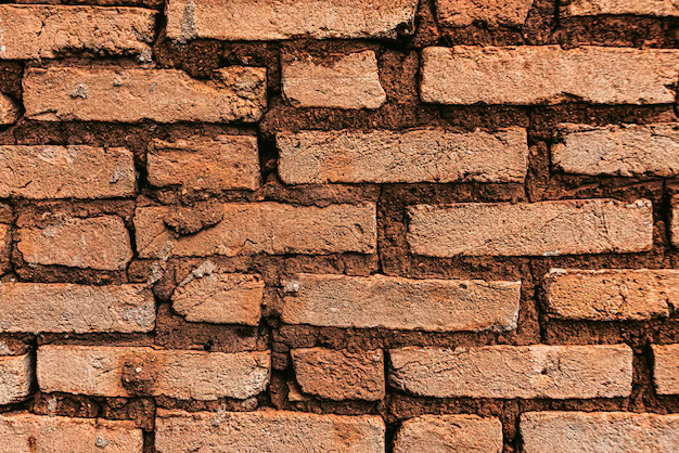 Parede de tijolo maciço aparente com textura natural e tonalidade quente