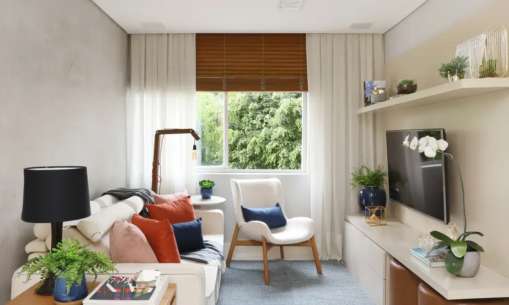Sala compacta otimizada com móveis multifuncionais em Belo Horizonte e São Paulo