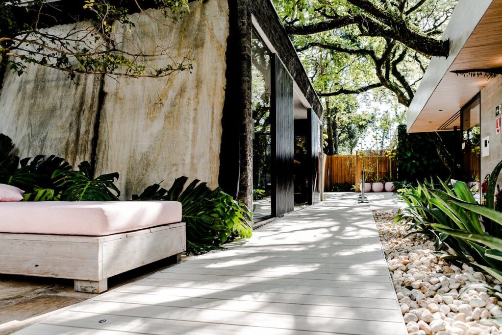 Casa contemporânea integrada à natureza projetada para oferecer conforto térmico.