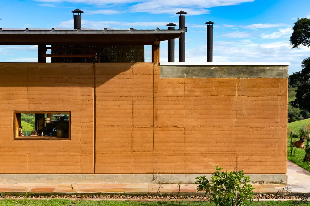 10 Ideias Incríveis para Integrar Natureza e Arquitetura na Sua Casa 7 Taipa e adobe: 4 benefícios para construção sustentável e economia de energia