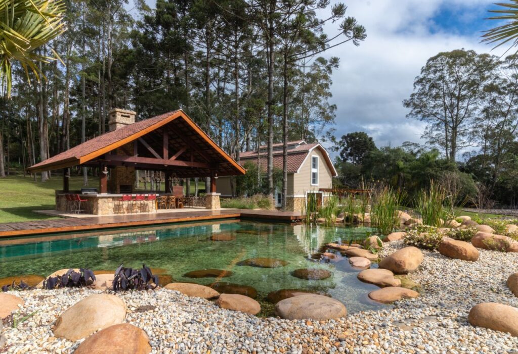 10 Ideias Incríveis para Integrar Natureza e Arquitetura na Sua Casa 6 piscina natural quintal casa