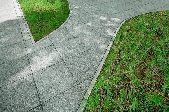 10 Ideias Incríveis para Integrar Natureza e Arquitetura na Sua Casa 4 piso permeavel jardim casa